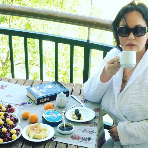 Лариса Гузеева завтракает фруктами и черной икрой