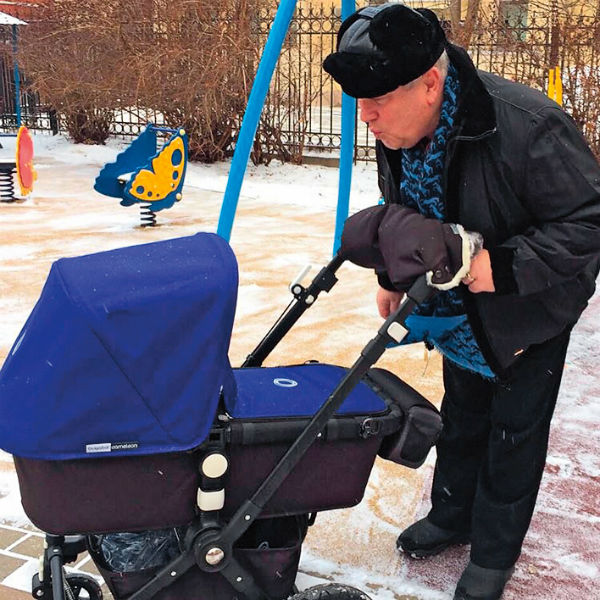 «На прогулки с внуком баррикадируюсь, чтобы не узнавали: закутываюсь в шарф, шапку на глаза натягиваю», – рассказывает Винокур