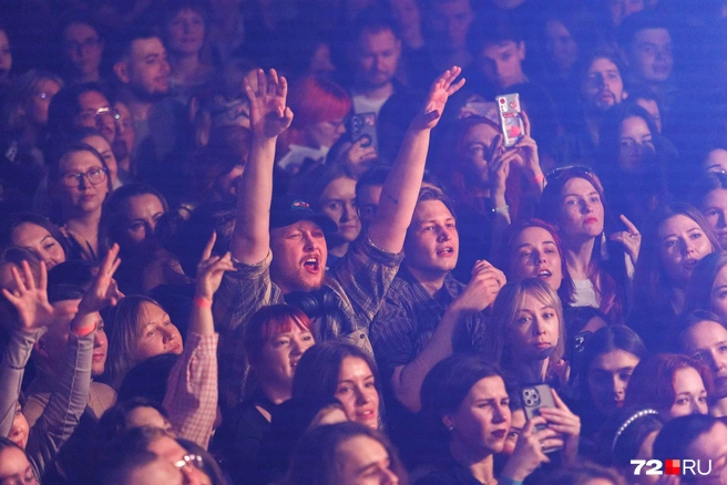 На концерт собрались люди разных возрастов — от студентов и школьников до людей постарше | Источник: Ирина Шарова / 72.RU