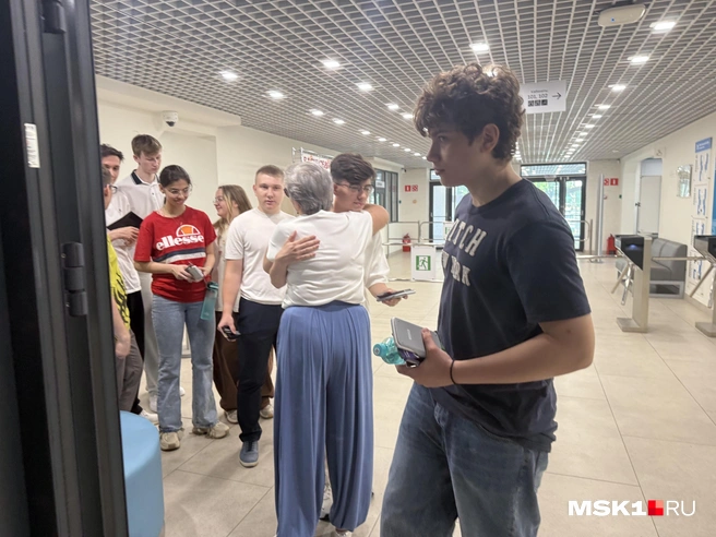 Объятия и напутственные слова перед ЕГЭ | Источник: Мария Сидорова / MSK1.RU