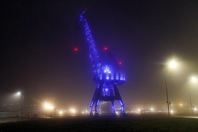 Густой туман и синяя подсветка окутали Нижний Новгород