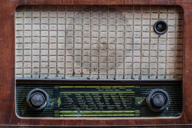 Почему в разных городах одна и та же радиостанция вещает на разных волнах?