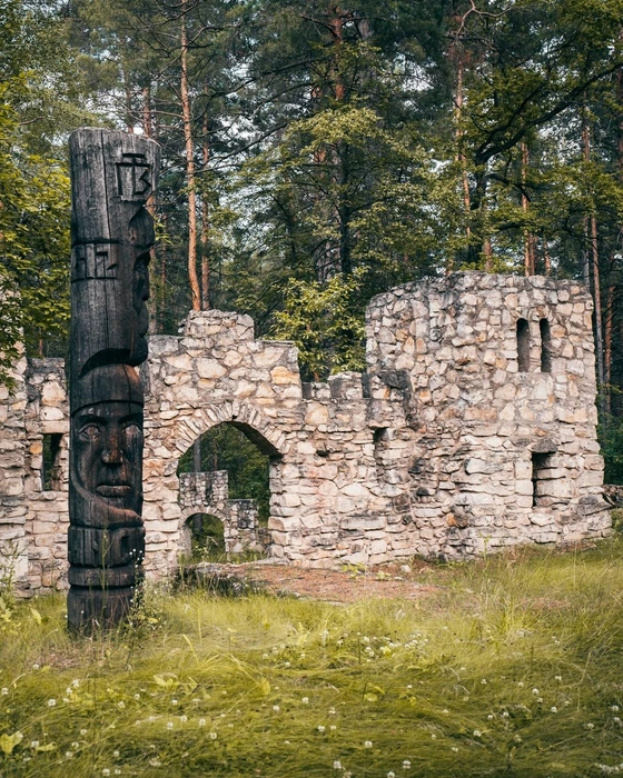 Напротив этих каменных ворот ребята играли и обязательно фотографировались в конце смены прямо напротив | Источник: Брошенное | Заброшенное / T.me