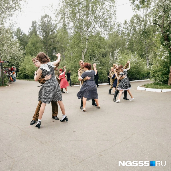 Мужчины и женщины танцевали | Источник: Кирилл Башинский / NGS55.RU