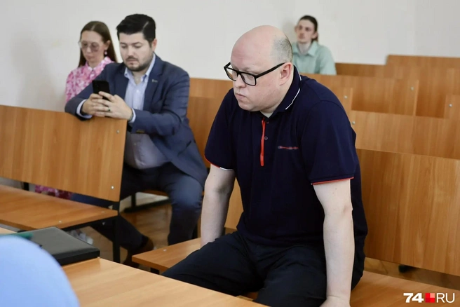 Алексей Нечаев пришел в суд с вещами, ожидая приговора | Источник: Михаил Шилкин