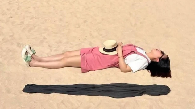 Оптическая иллюзия с парящей девушкой на пляже