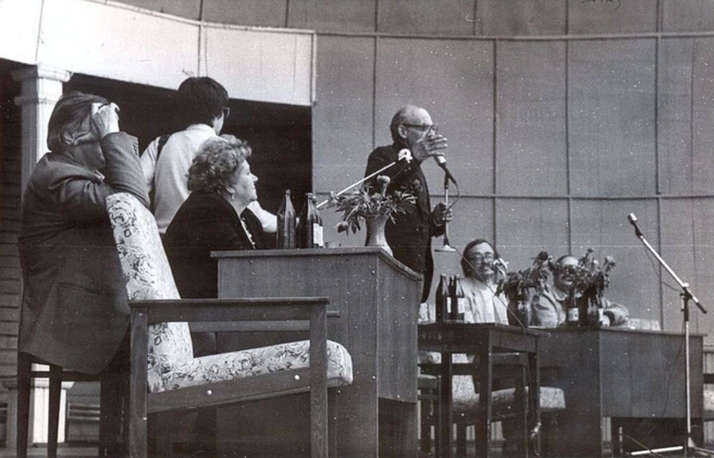 А в июне 1985 году здесь проходил Всесоюзный праздник поэзии. На встречу с иркутянами пришли Лидия Лебединская, Булат Окуджава, Сергей Давыдов и Олег Хлебников. | Источник: pastvu.com