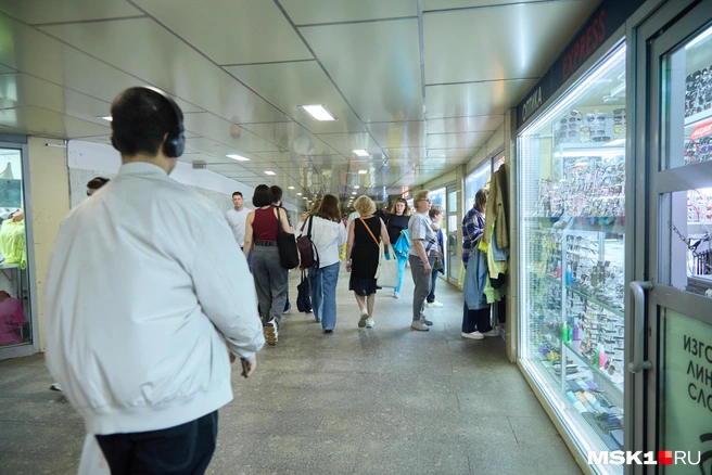 В переходе на Пушкинской до сих пор работают торговые павильоны | Источник: Дмитрий Толстошеев / MSK1.RU