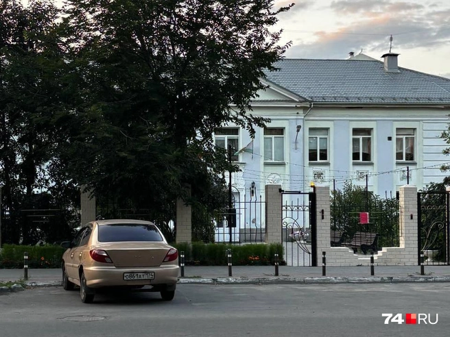 Но с противоположной стороны прямо у школы установлены противоударные столбики | Источник: Наталия Колмогорова