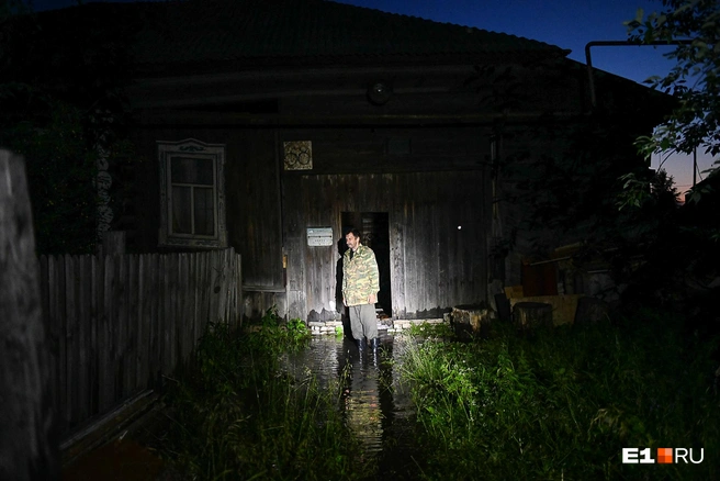 Сергей 22 года живет в доме, который оказался в зоне подтопления | Источник: Артем Устюжанин / E1.RU