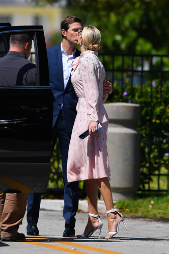 Сезон цветения сакуры: Иванка Трамп в нежно-розовом платье Valentino
