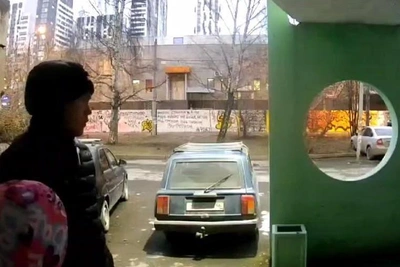 Домогательства к школьнице в Екатеринбурге зафиксировала камера домофона