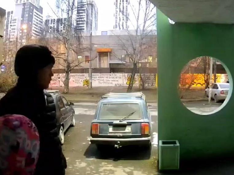 В Екатеринбурге мужчина приставал к школьнице у подъезда под камерой