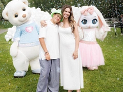 Агата Муцениеце в третий раз стала мамой