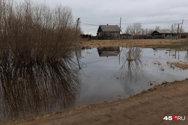 Случались сезоны, когда воды в селе не было вовсе,&nbsp;— тогда катер стоял без дела | Источник: Ирина Шарова / 45.RU 