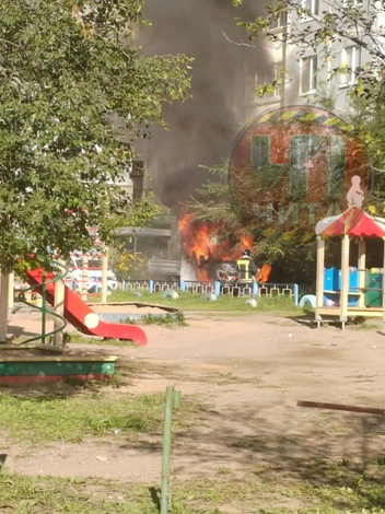 «Газель» заполыхала во дворе дома в Чите | Источник: ЧП Чита / МАХ