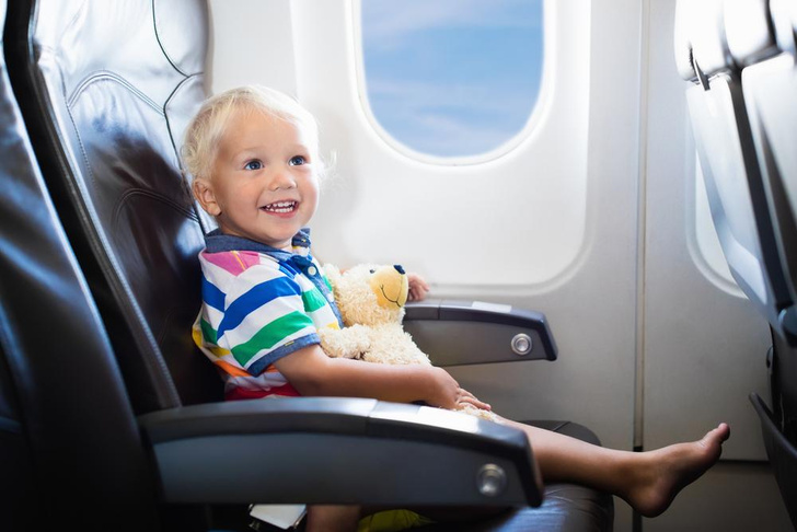Как быстро успокоить ребенка в самолете (и пассажиров, которых он раздражает)