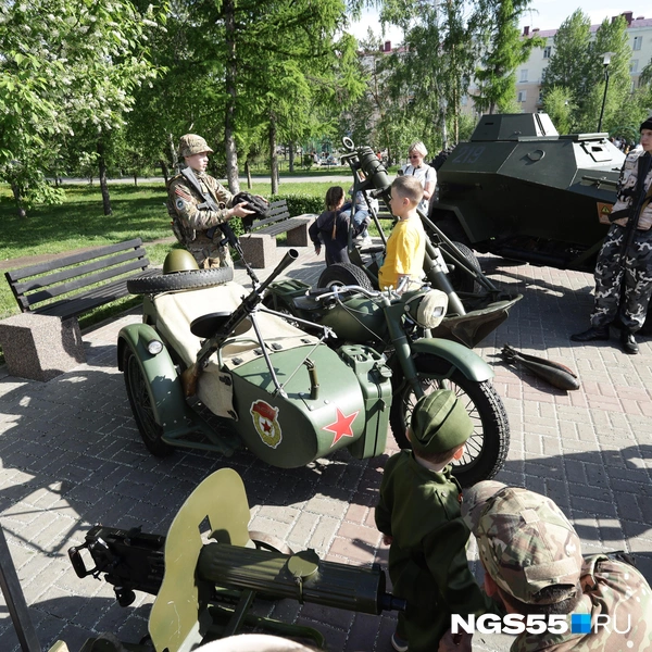 Детям особенно приглянулась выставка военной техники | Источник: Кирилл Башинский / NGS55.RU