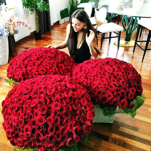Миллион алых роз по цене руб купить с доставкой в Краснодаре от FlowerStudio