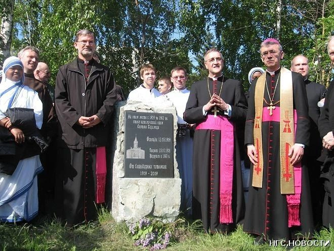 Памятный камень периодически меняет положение | Источник: Архив NGS.RU