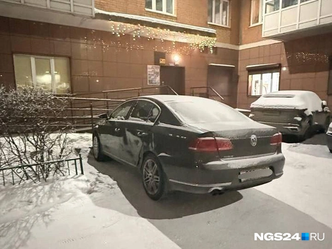 Водитель перегородил тротуар | Источник: подписчик телеграм-канала NGS24.RU