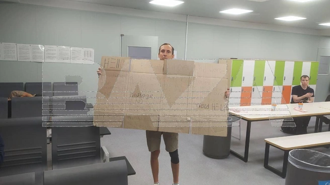 Один из россиян устроил в аэропорту пикет, чтобы его не держали в подвале, — написал, что корейцы удерживают его в заложниках, и встал в аэропорту. Это помогло, мужчине дали улететь | Источник: BAZA / Telegram