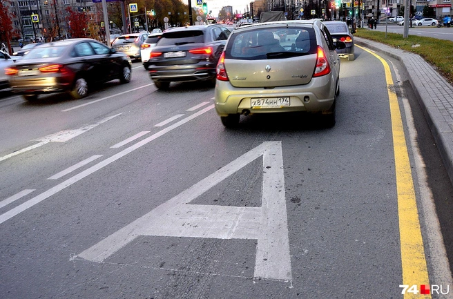 Заезжать на выделенную полосу можно уже перед перекрестком и только для поворота направо | Источник: Артем Краснов