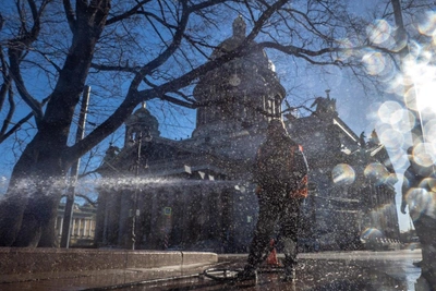 Петербург из-за тепла моет улицы по-летнему