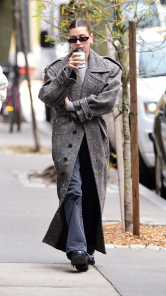 Вы влюбитесь в пальто Хейли Бибер с первого взгляда — это самая стильная модель сезона 2022/23