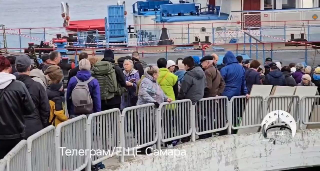 «Заволга» зовет: толпа самарцев оккупировала причал речного вокзала — видео