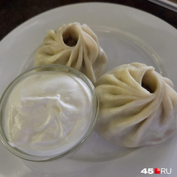 Буузы (традиционное бурятское, тувинское и монгольское блюдо) с мясом всего за 85–95 рублей, супы по 200–290 рублей, салаты по 190–360 — приемлемо для кафе в центре | Источник: Алена Кисель