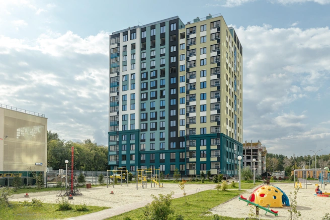 Автолюбителям не стоит беспокоиться: в квартале есть большой наземный паркинг&nbsp;— часть здания видно на фото в левом углу | Источник: «Ривьера Инвест Екатеринбург»
