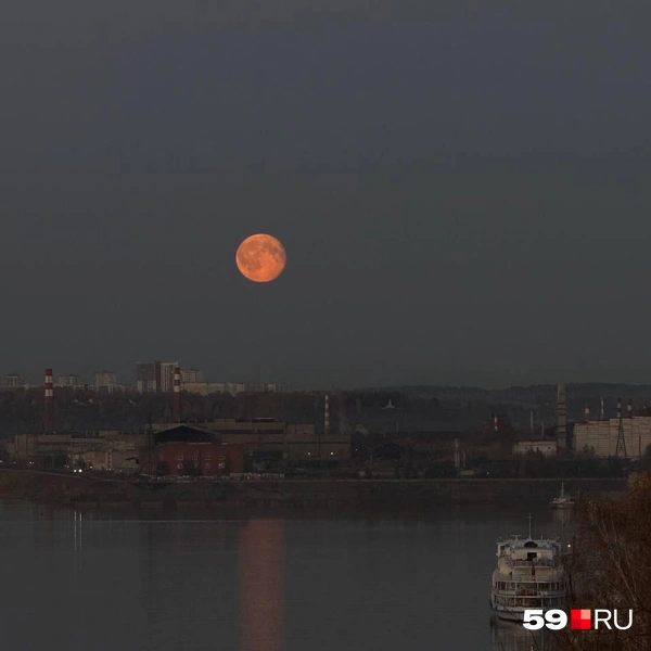 Только посмотрите, как романтично отражается луна в Каме! | Источник: Ирина Лапшина / 59.RU