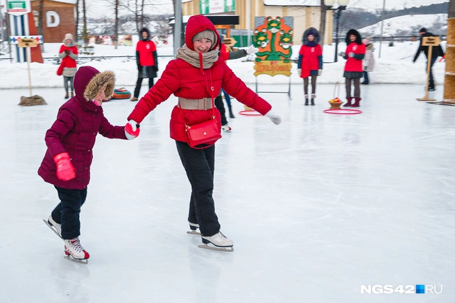 Сходить покататься на коньках — обязательный пункт в списке зимних развлечений | Источник: Максим Серков / NGS42.RU