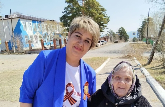 Татьяна Вагнер вместе с ветераном ВОВ | Источник: Администрация села Новая Кука / T.me