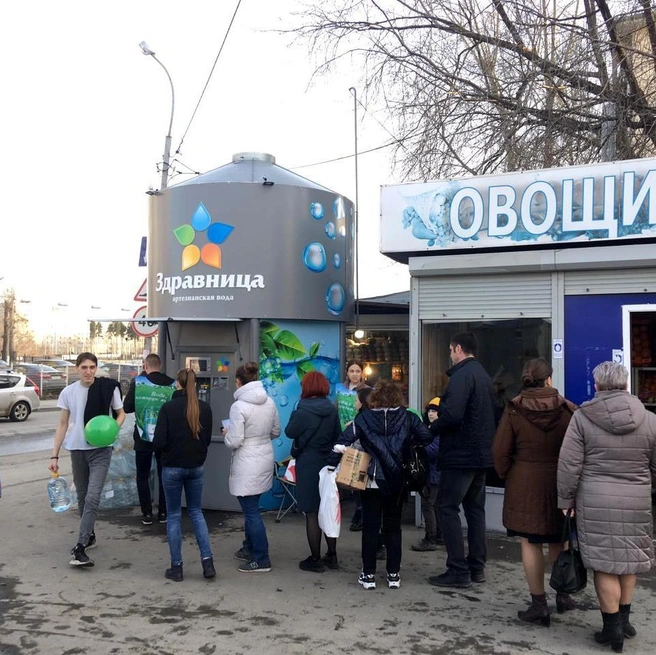 Прежде чем попасть в киоск, артезианская вода проходит лабораторный контроль качества | Источник: «Здравница»