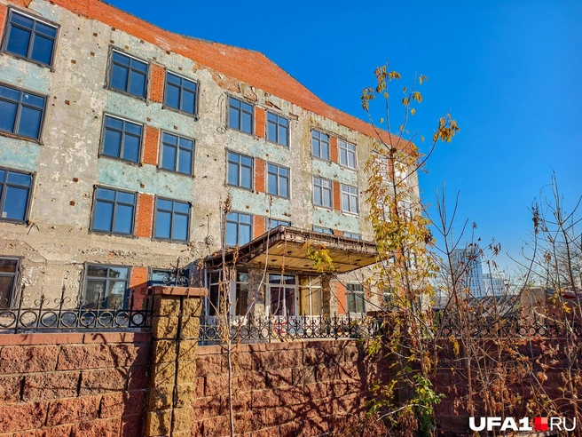 Здание суда выглядит пока тоже не фонтан | Источник: Булат Салихов / UFA1.RU