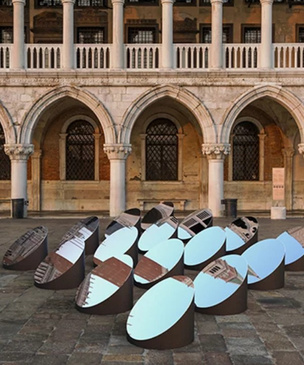 Зеркальная инсталляция в Венеции