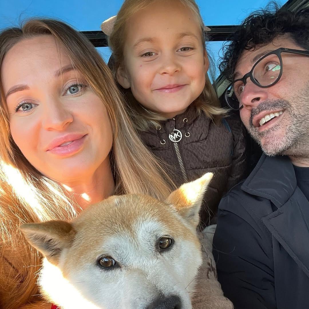 Муж Бурцевой, умершей после пластики, не намерен отдавать ее дочь родным: «Юля будет жить через меня и Сашу»