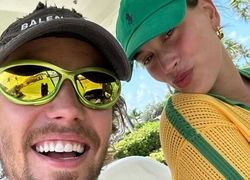 Джастин Бибер поделился трогательным фото в обнимку с животом Хейли