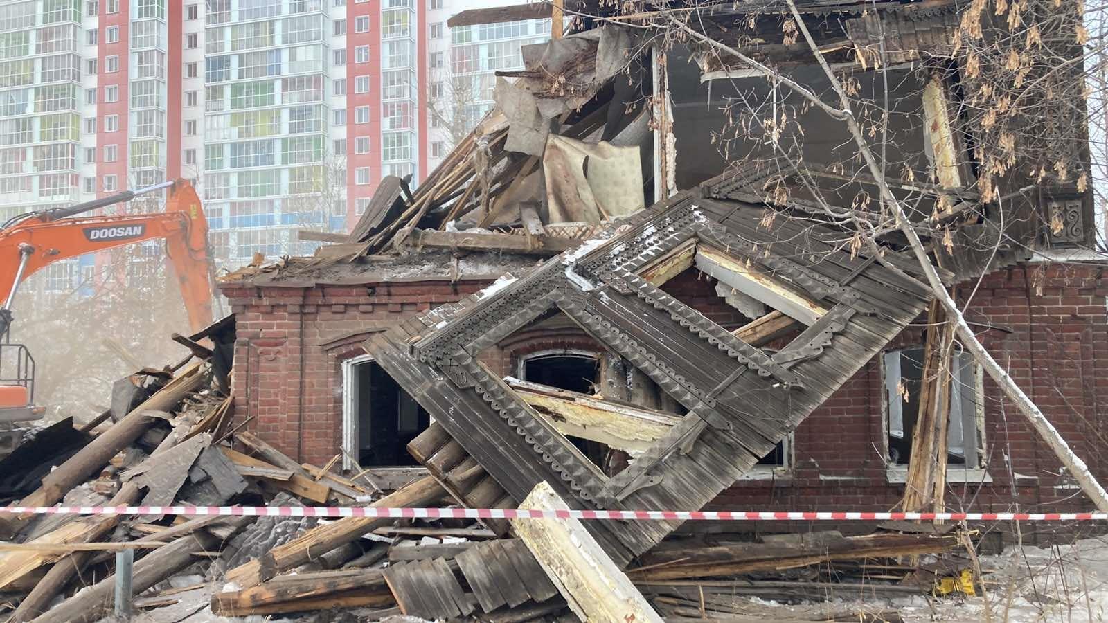 В центре Перми снесли старинный дом с резными наличниками. Кому он помешал?