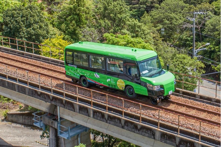 В Японии появился автобус-поезд