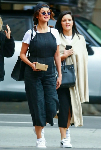 Селена Гомес в Лос-Анджелесе | marieclaire.ru