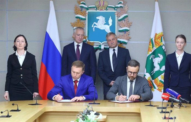 Евгений Филиппов (слева в нижнем ряду) подписал документы о строительстве нового терминала аэропорта в Томске | Источник: tomsk.gov.ru