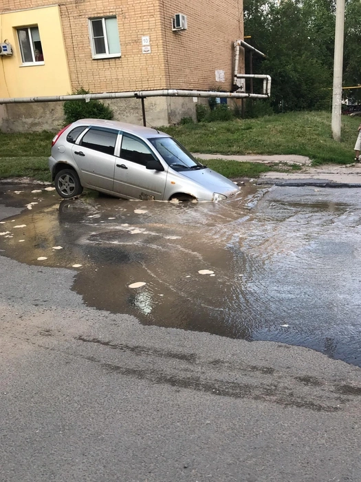 Из-за чего на дороге образовалась яма, пока не понятно | Источник: «Честная Самара» / vk.com