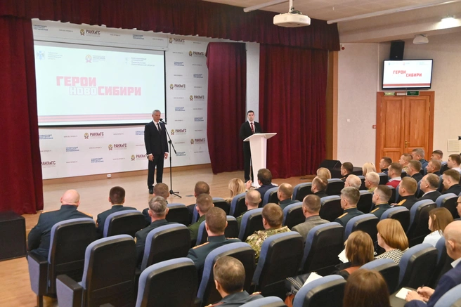 Участников программы приветствовал губернатор Новосибирской области Андрей Травников | Источник: Nso.ru