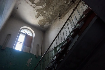 По бетонным лестницам этого здания ходить безопасно | Источник: Александр Ощепков / NGS.RU