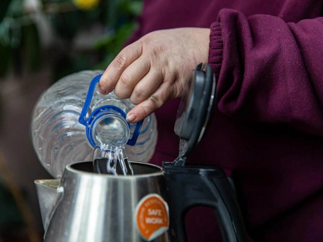 Местные власти рекомендуют жителям создать запасы воды. | Источник: Александр Ощепков / NGS.RU