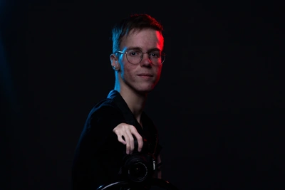 Работы новосибирского фотографа без рук выставили в Барселоне