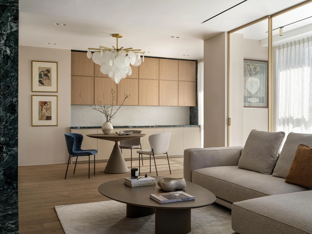 Диван Horizonte, Minotti. Стол Clay, Desalto. Стулья Pipe, Friends & Founders. Люстра Nimbus, CTO lighting. Кухня, Cesar. Плитка для кухонного фартука, 41zero42. Литографии Эгона Шиле, галерея The Personal. | Источник: Сергей Красюк. Стиль: Ирина Темнова